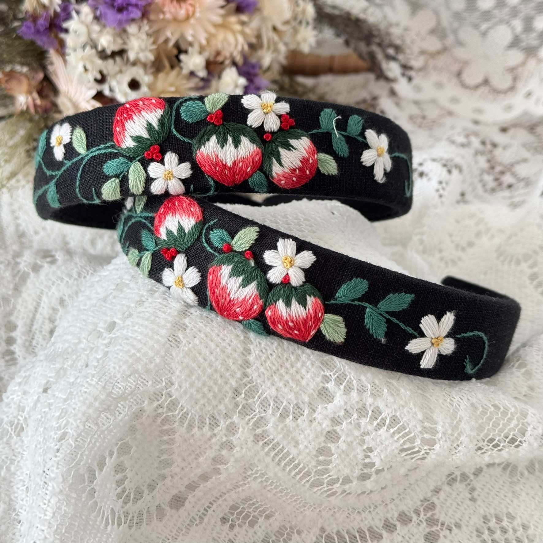 Kypsät Punaiset Mansikat Hiuspanta